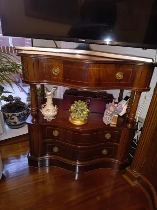 Armario de salón de madera y cristal.