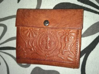 Cartera de cuero con diseño floral