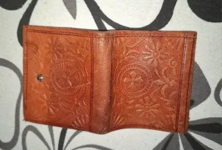Cartera de cuero con diseño floral