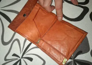 Cartera de cuero con diseño floral