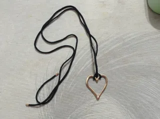 Collar chica corazón negro y dorado