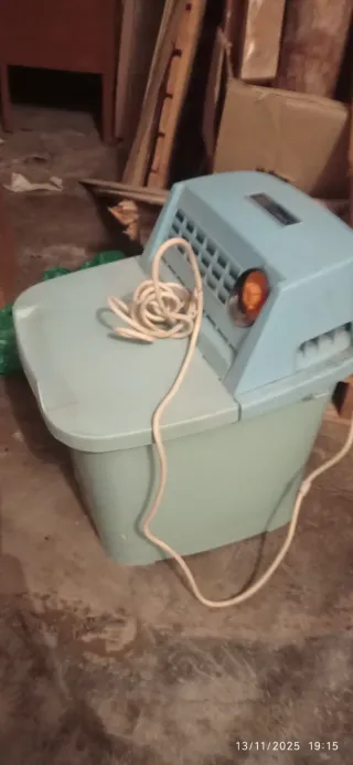 Lavadora antigua azul