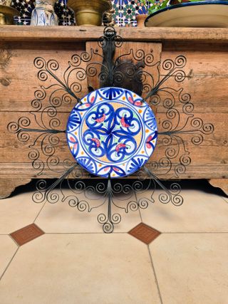 Plato decorativo forja y cerámica