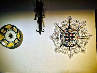 Plato decorativo forja y cerámica