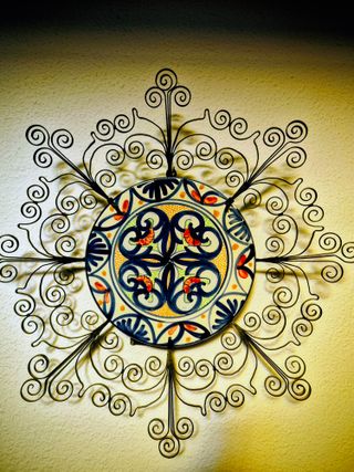 Plato decorativo forja y cerámica