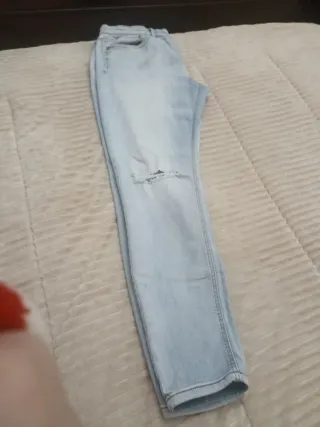 Pantalón vaquero Stradivarius desgastado