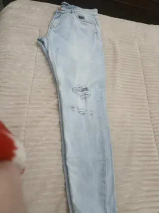 Pantalón vaquero Stradivarius desgastado