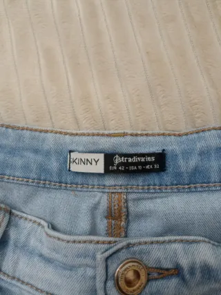 Pantalón vaquero Stradivarius desgastado