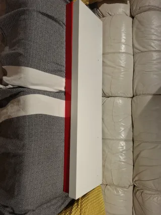 Estantería Ikea blanco y Roja.