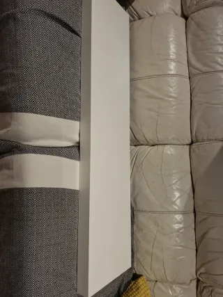 Estantería Ikea blanco y Roja.