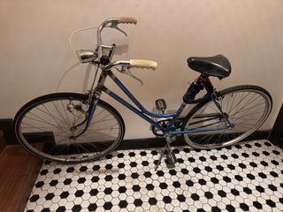 Bicicleta urbana azul cómoda