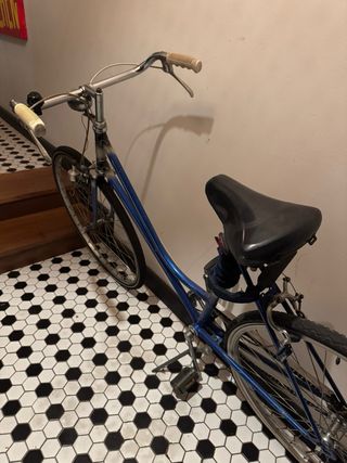 Bicicleta urbana azul cómoda