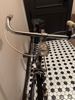 Bicicleta urbana azul cómoda