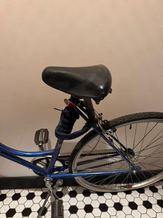 Bicicleta urbana azul cómoda