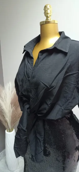 Camisa negra anudada con lazada en manga