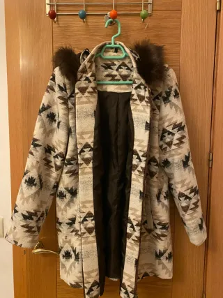 Chaqueta con estampado étnico y capucha