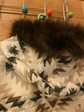 Chaqueta con estampado étnico y capucha