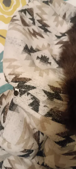 Chaqueta con estampado étnico y capucha