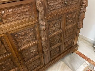 Aparador de madera tallada con mármol