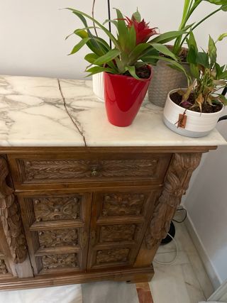 Aparador de madera tallada con mármol