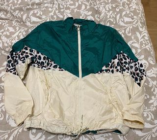 Chaqueta Cortavientos Animal Print Verde Beige