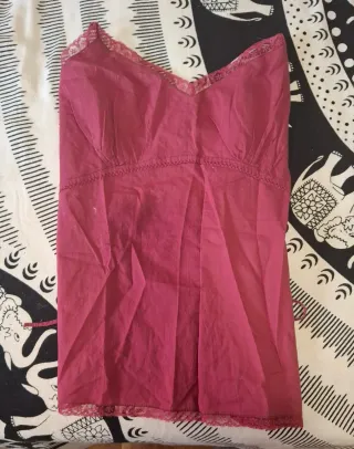 Camiseta granate con puntilla a los lados