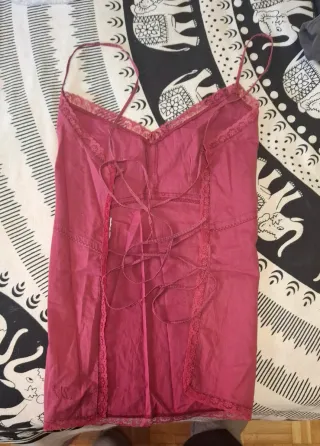 Camiseta granate con puntilla a los lados