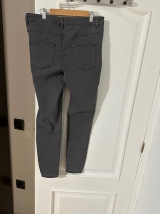 Pantalón vaquero gris