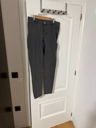 Pantalón vaquero gris