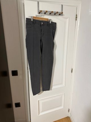 Pantalón vaquero gris