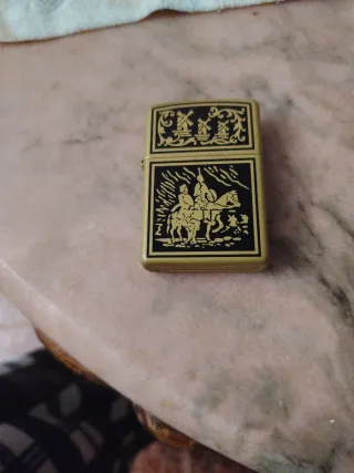 Zippo Dorado con Diseño Holandés
