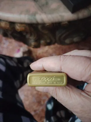 Zippo Dorado con Diseño Holandés