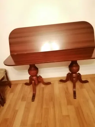 Mesa de comedor de madera