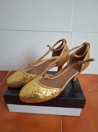 Zapatos de tacón dorados con purpurina