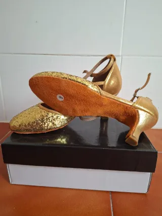 Zapatos de tacón dorados con purpurina