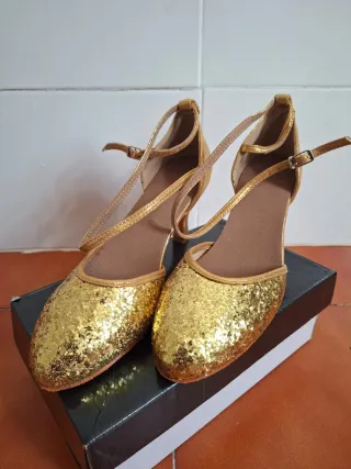 Zapatos de tacón dorados con purpurina