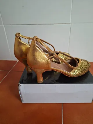 Zapatos de tacón dorados con purpurina
