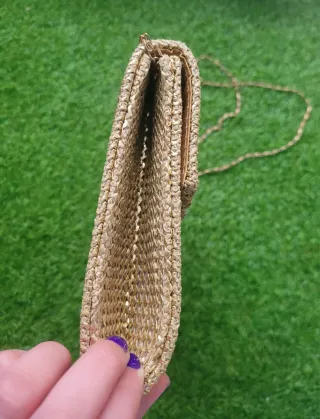 Bolso de fiesta dorado con cadena