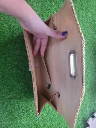 Bolso de fiesta dorado con cadena