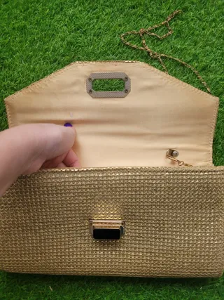 Bolso de fiesta dorado con cadena