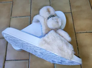 Chinelos peludos com pompons