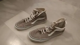 Zapatillas Vans grises y blancas