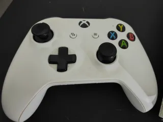 Xbox One S Bianca + 3 giochi (FIFA+ CoD+Assassin's)