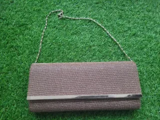 Bolso de fiesta dorado con cadena