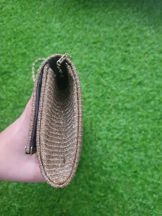 Bolso de fiesta dorado con cadena