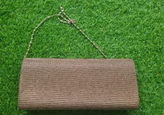 Bolso de fiesta dorado con cadena