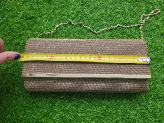 Bolso de fiesta dorado con cadena