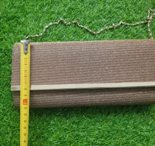 Bolso de fiesta dorado con cadena