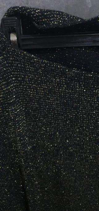 Jersey negro con hilo dorado cuello barco Talla M