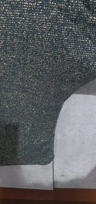 Jersey negro con hilo dorado cuello barco Talla M